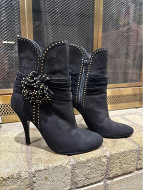 Beverly Feldman suede heeled boots